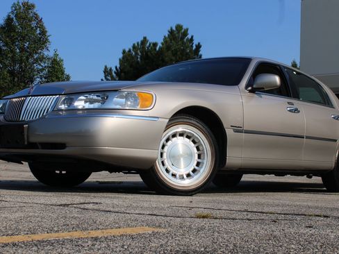 Used 2002 Lincoln Town Car Executive RWD image 20