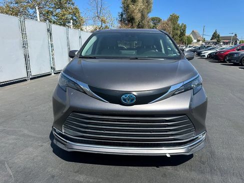 Used 2024 Toyota Sienna XLE FWD image 5