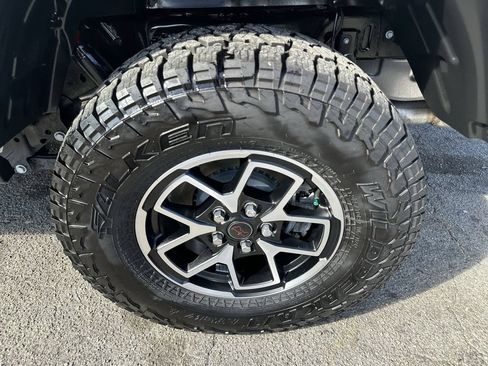 Used 2025 Jeep Gladiator Rubicon w/ Safety Group AWD/4WD image 19