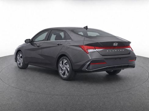 Used 2024 Hyundai Elantra SE FWD image 4