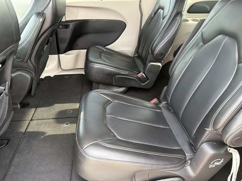Used 2023 Chrysler Pacifica Touring-L FWD image 19