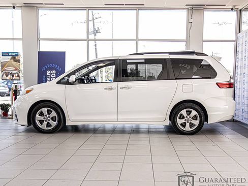 Used 2020 Toyota Sienna LE w/ LE Preferred Package FWD image 6