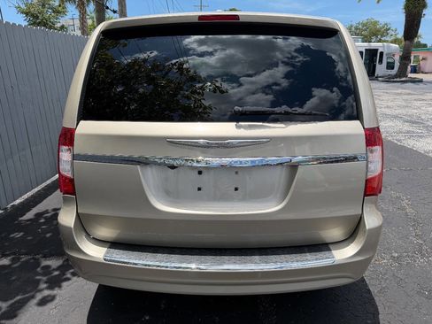 Used 2013 Chrysler Town & Country Touring FWD image 18