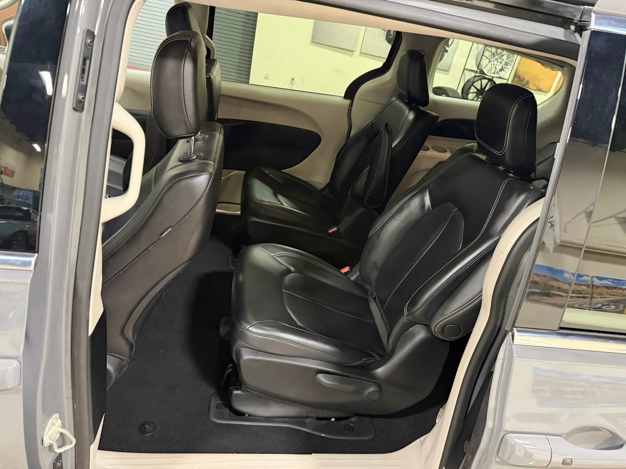 Used 2023 Chrysler Pacifica Touring-L FWD image 28
