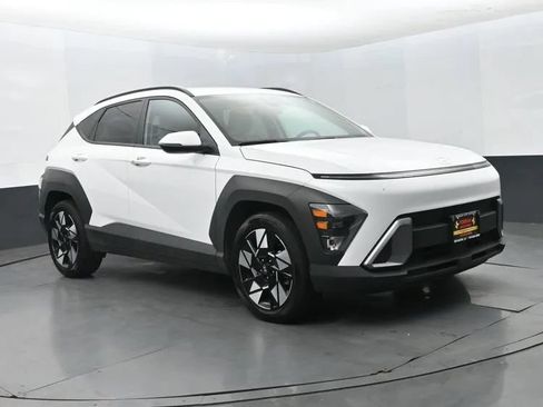Used 2024 Hyundai Kona SEL FWD image 2
