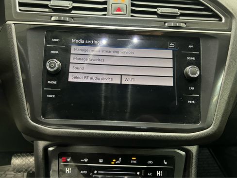 Used 2024 Volkswagen Tiguan SE image 38