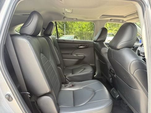 Used 2024 Toyota Highlander XLE FWD image 34