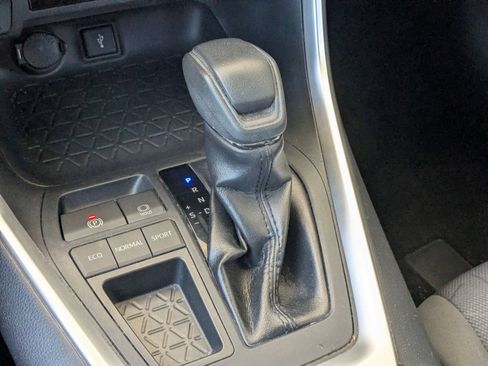 Used 2022 Toyota RAV4 LE FWD image 17