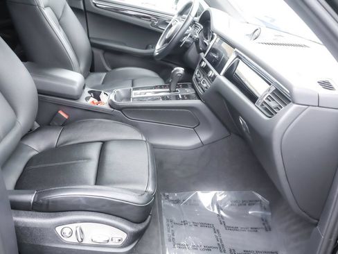 Used 2023 Porsche Macan AWD/4WD image 32