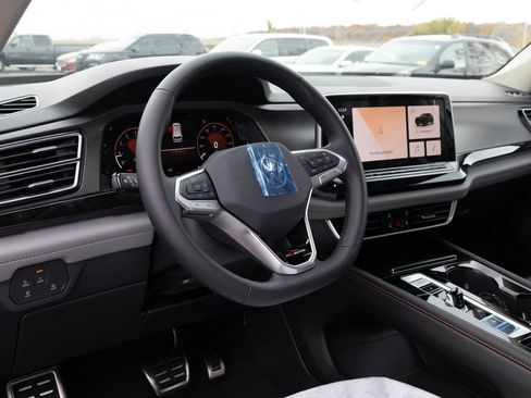 New 2026 Volkswagen Atlas Peak Edition image 3