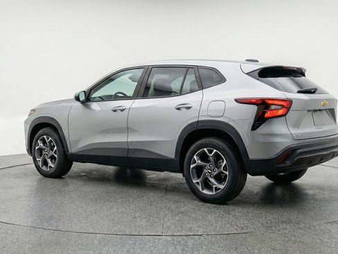 Used 2025 Chevrolet Trax LT FWD image 6