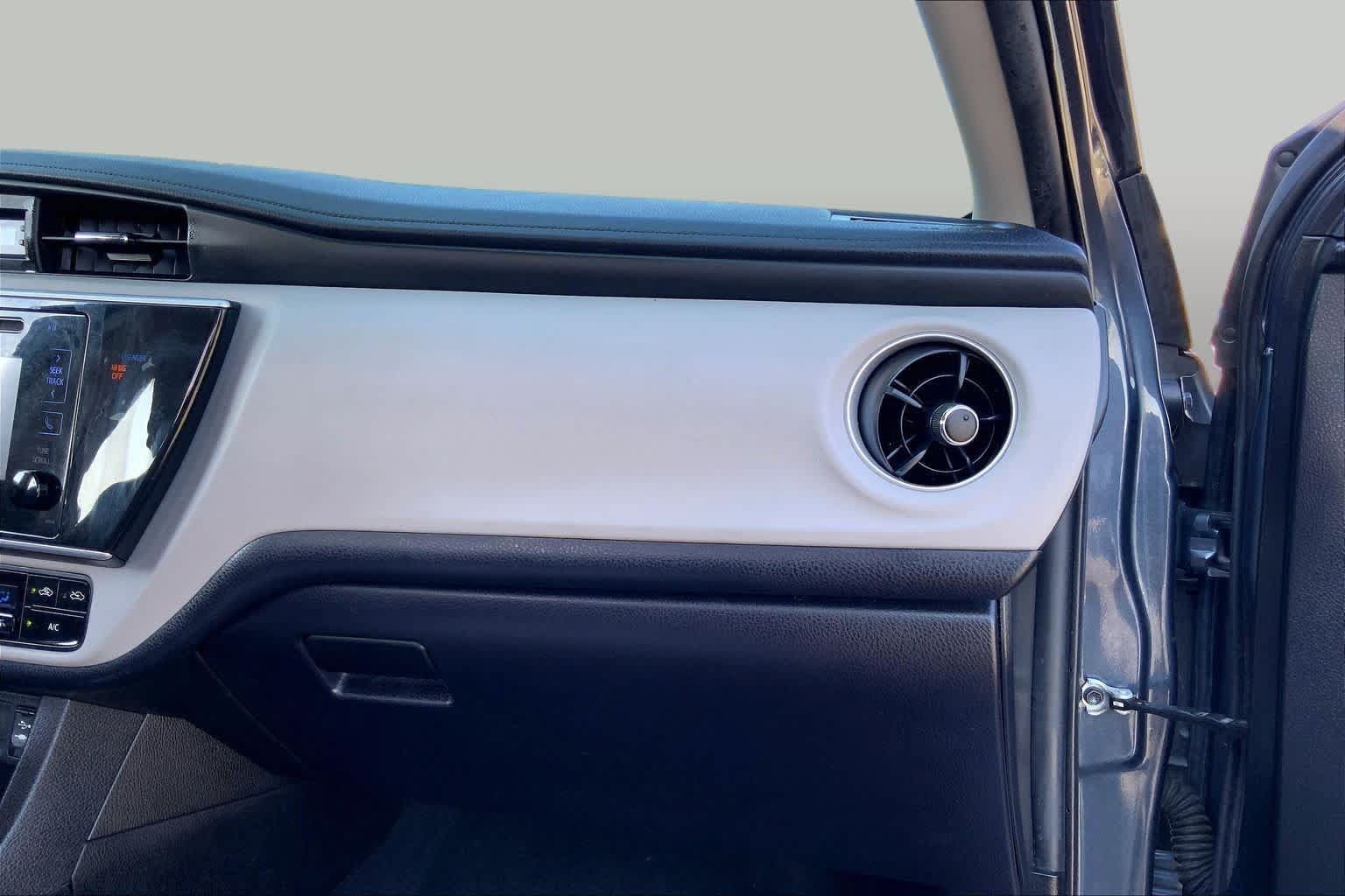 Used 2018 Toyota Corolla LE FWD image 18