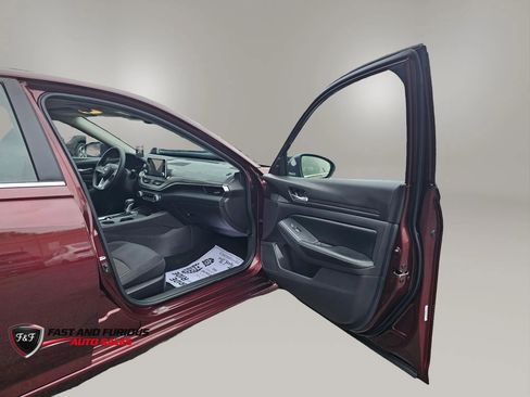 Used 2025 Nissan Altima 2.5 SV FWD image 11