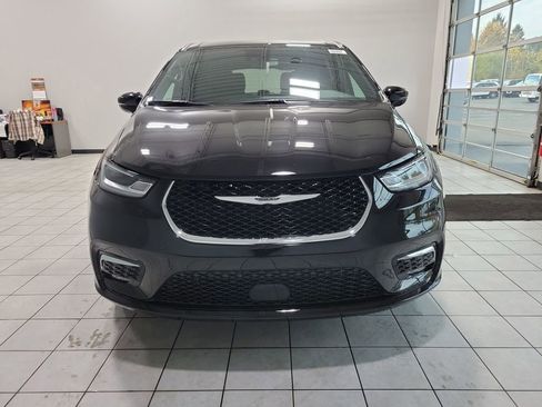 New 2026 Chrysler Pacifica Select image 2