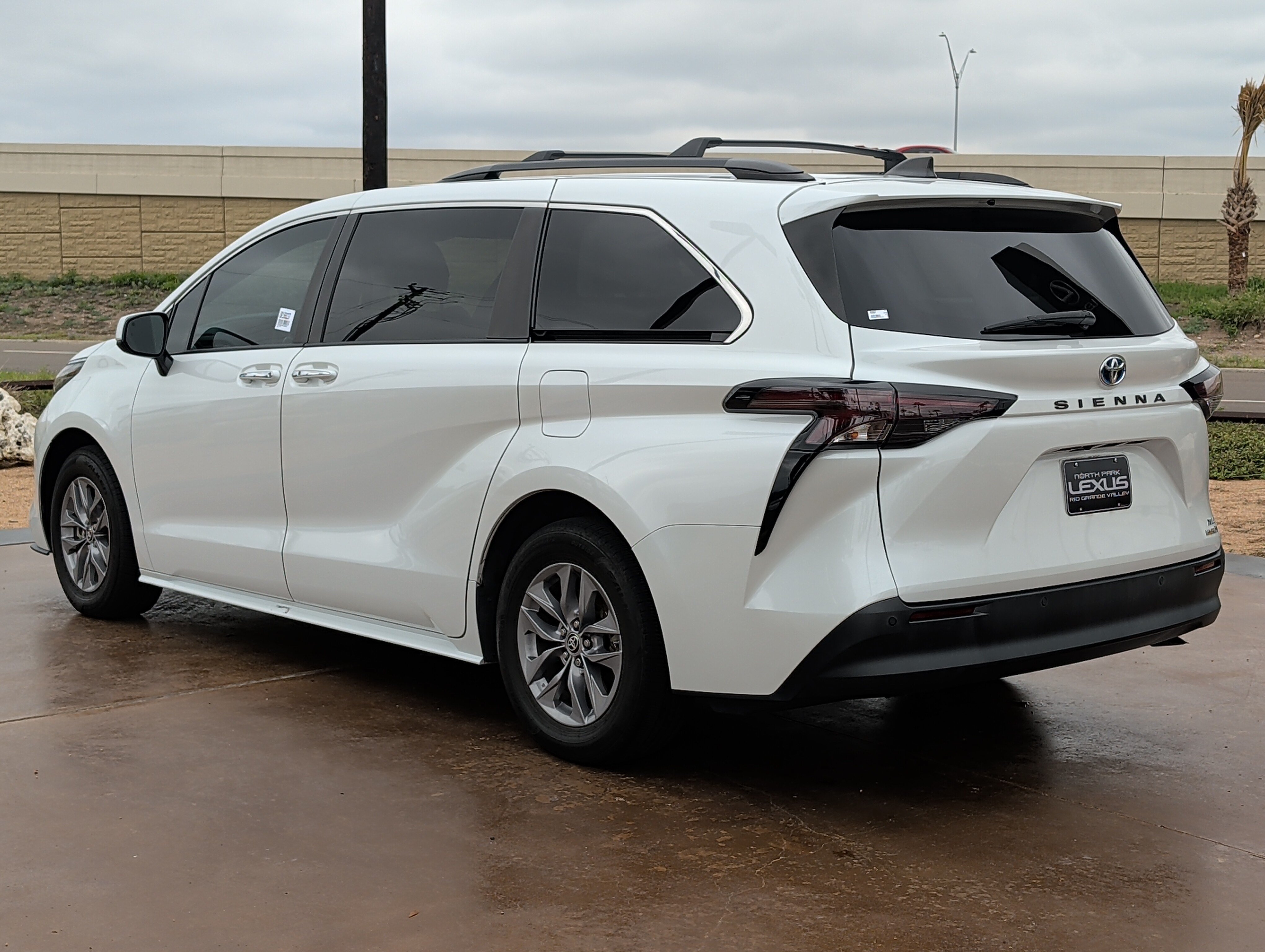 Used 2023 Toyota Sienna XLE FWD image 4