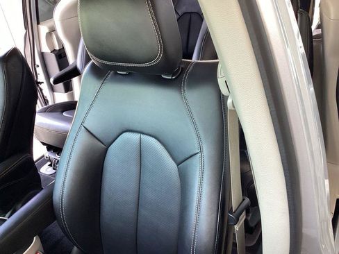 Used 2024 Chrysler Pacifica Limited FWD image 11