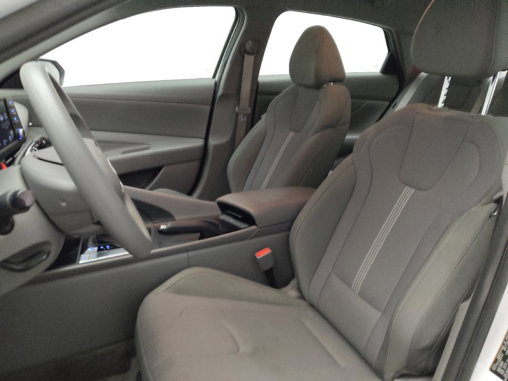 Used 2025 Hyundai Elantra SE FWD image 17