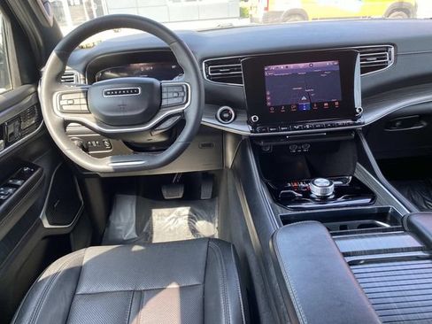 Used 2023 Jeep Wagoneer L Series II AWD/4WD image 11