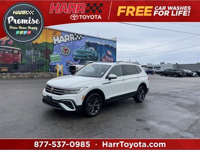 Used 2022 Volkswagen Tiguan SE w/ Panoramic Sunroof Package