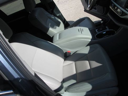 Used 2019 Toyota Highlander XLE AWD/4WD image 21