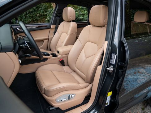 Used 2025 Porsche Macan image 5