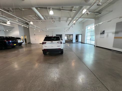 Used 2025 Jeep Compass Trailhawk AWD/4WD image 16