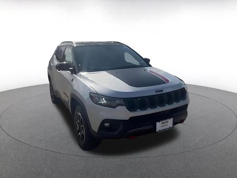 Used 2025 Jeep Compass Trailhawk image 3