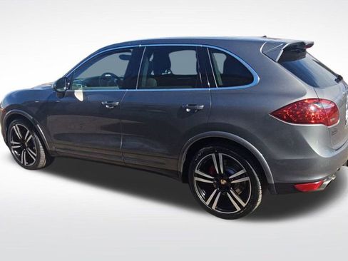 Used 2014 Porsche Cayenne Turbo image 5