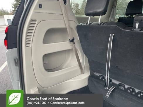 Used 2024 Chrysler Pacifica Touring-L image 23