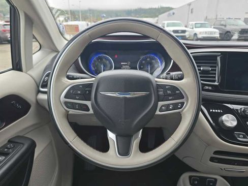 Used 2017 Chrysler Pacifica Limited w/ UConnect Theater Package FWD image 11