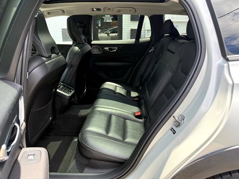 Used 2020 Volvo V60 T5 Cross Country image 23