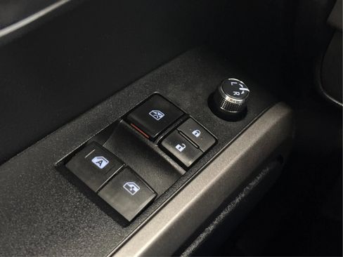 Used 2018 Toyota Tacoma SR5 AWD/4WD image 38