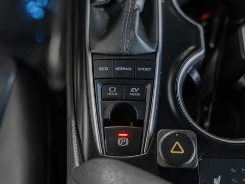 Used 2018 Toyota Camry XLE image 24