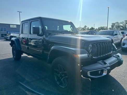Used 2024 Jeep Gladiator Sport AWD/4WD image 2