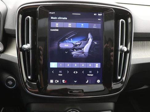 Used 2025 Volvo XC40 B5 Core image 25