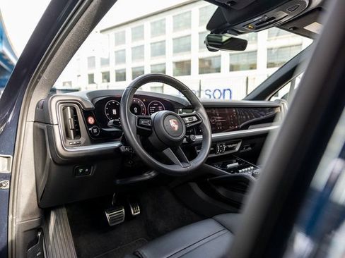 Used 2025 Porsche Cayenne S AWD/4WD image 4