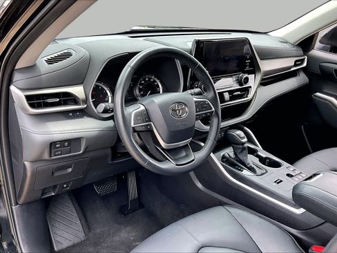 Used 2025 Toyota Highlander XLE FWD image 18
