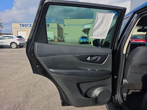 Used 2018 Nissan Rogue S FWD image 36