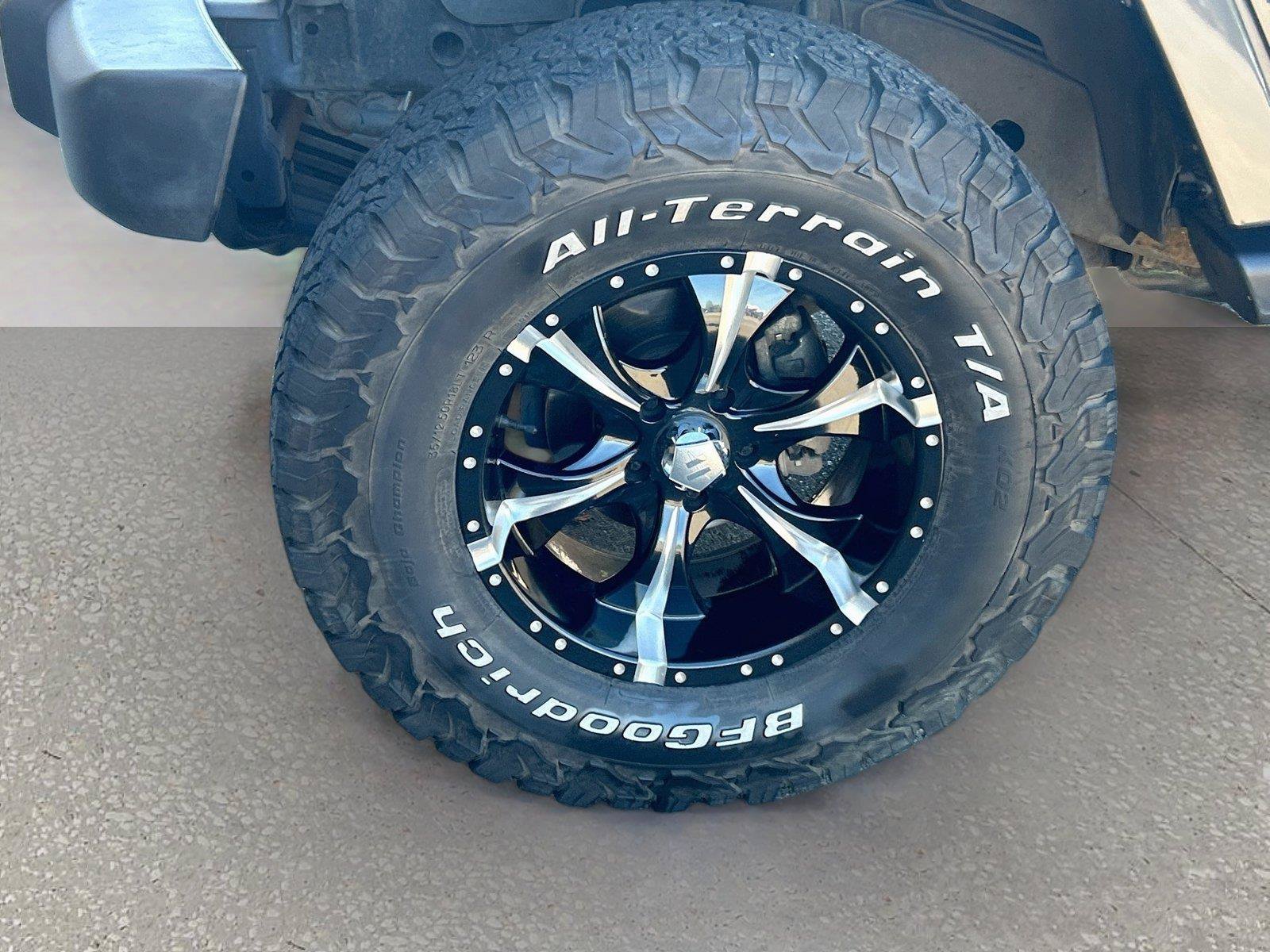 Used 2017 Jeep Wrangler Unlimited Sahara AWD/4WD image 36