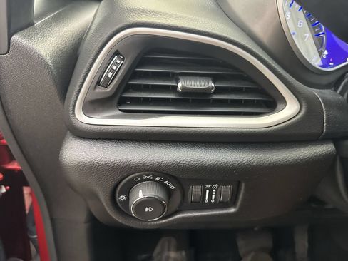 Used 2025 Chrysler Pacifica Select FWD image 22