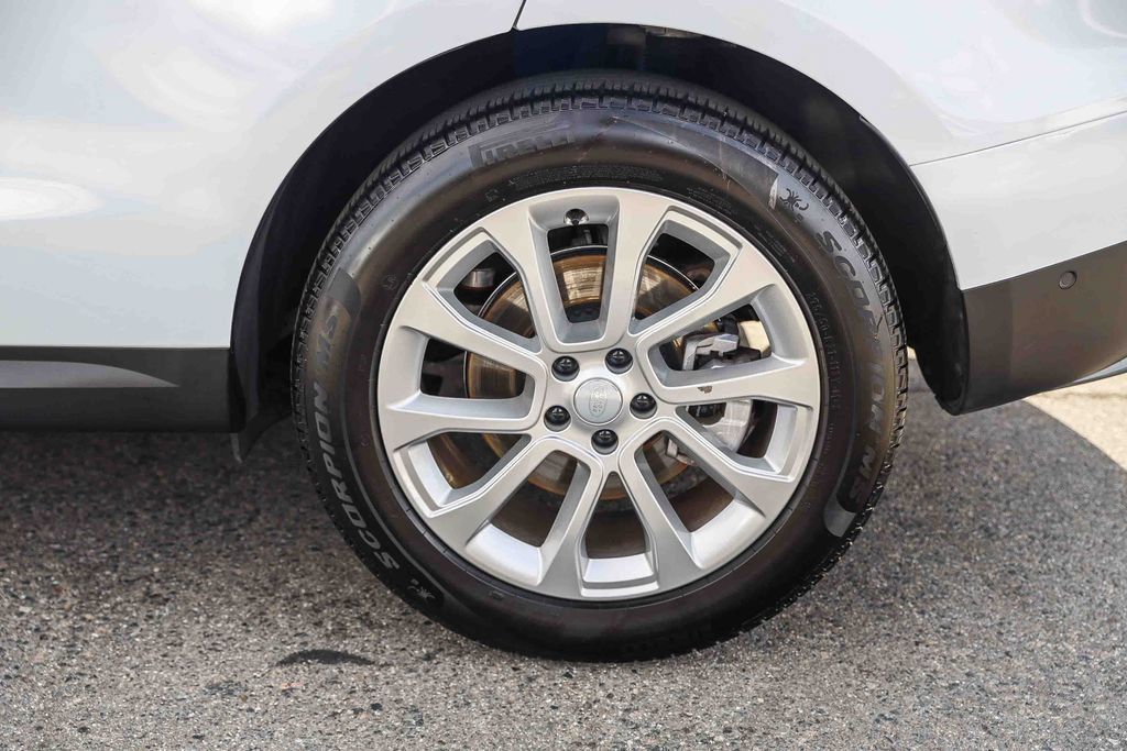Used 2025 Land Rover Range Rover Sport SE AWD/4WD image 8