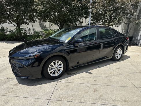 Used 2025 Toyota Camry LE w/ Convenience Package FWD image 3