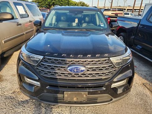 Used 2022 Ford Explorer XLT w/ Equipment Group 202A RWD image 2