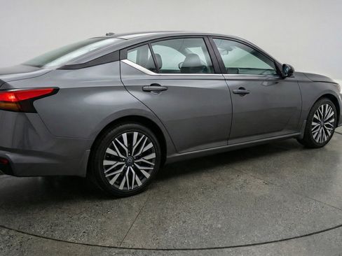 Used 2025 Nissan Altima 2.5 SV FWD image 9