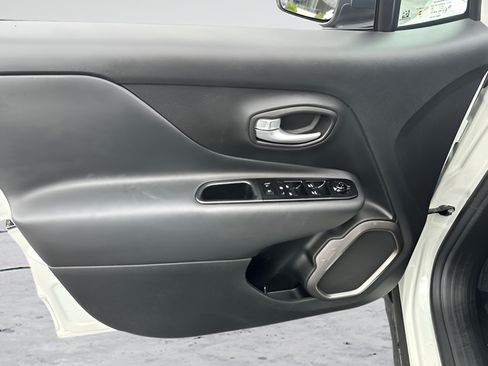 Used 2023 Jeep Renegade Latitude AWD/4WD image 10