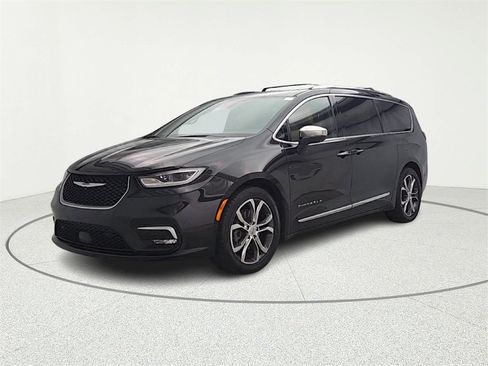 Used 2022 Chrysler Pacifica Pinnacle image 3
