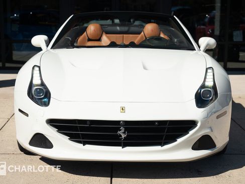Used 2016 Ferrari California T image 4