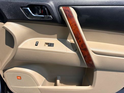 Used 2013 Toyota Highlander Limited AWD/4WD image 21