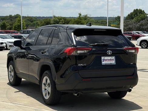 Used 2022 Toyota RAV4 LE FWD image 4