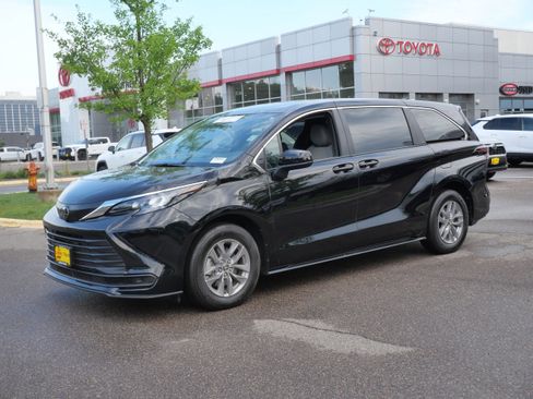 Certified 2026 Toyota Sienna LE FWD image 3